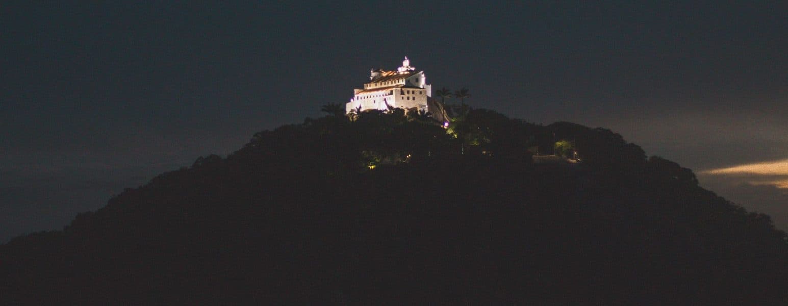 Vue depuis la colline du Château sur la baie des Anges.