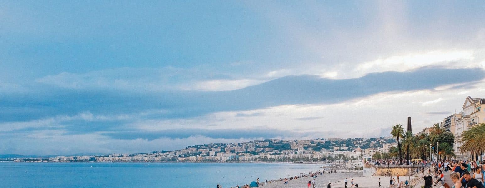 La Promenade des Anglais et la baie des Anges.