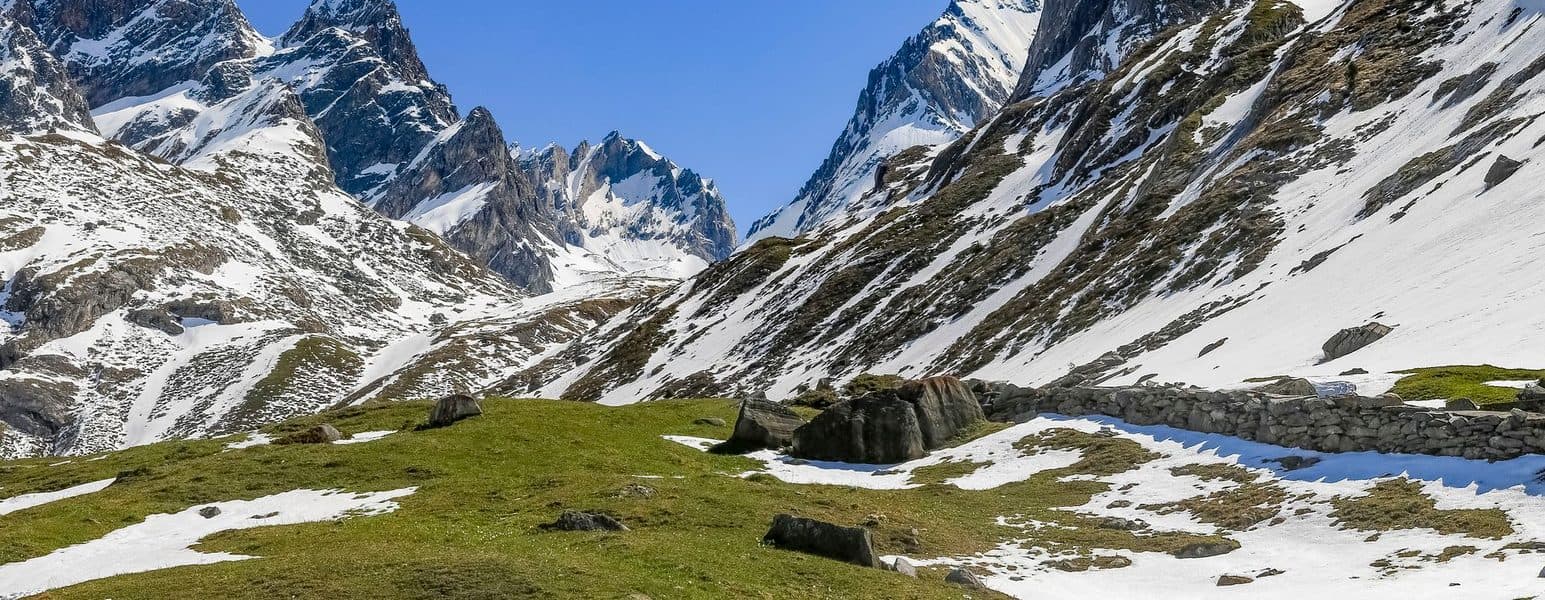 Le balcon du GR5 vers le refuge de Vallonbrun, face à la Vanoise.
