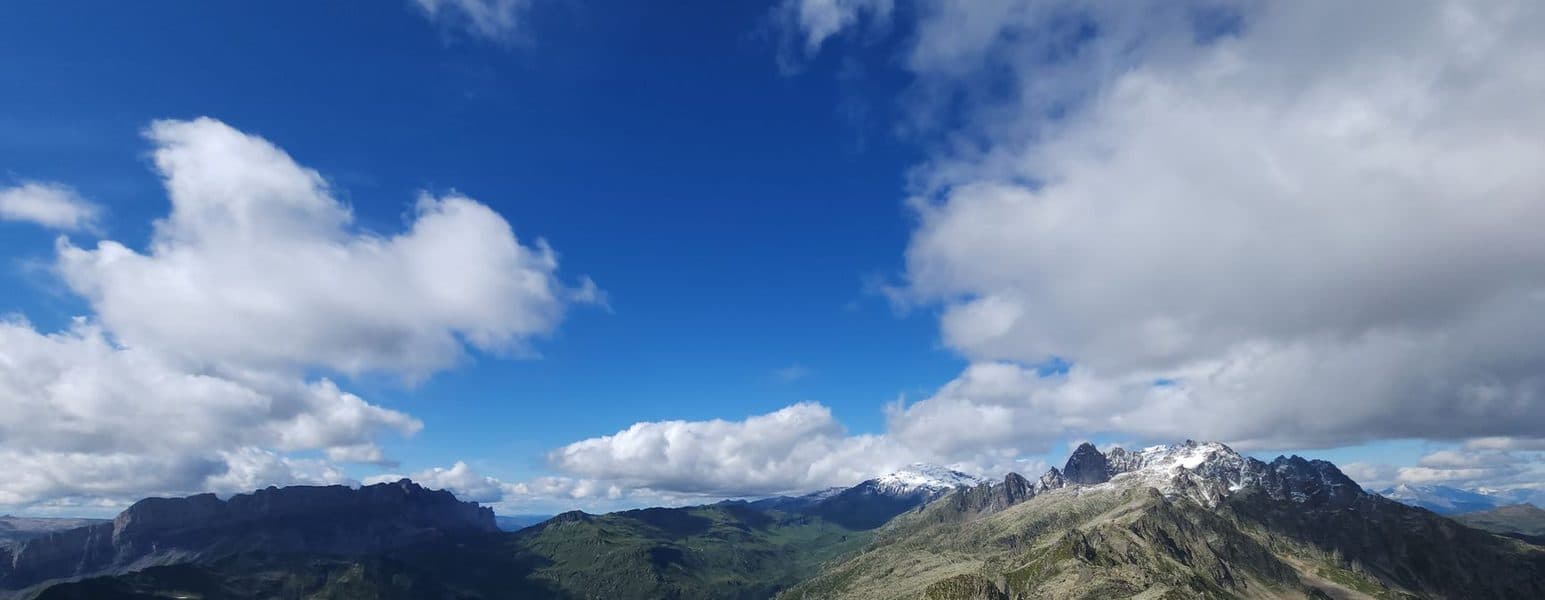 Sentier face au massif du Mont-Blanc à Chamonix.