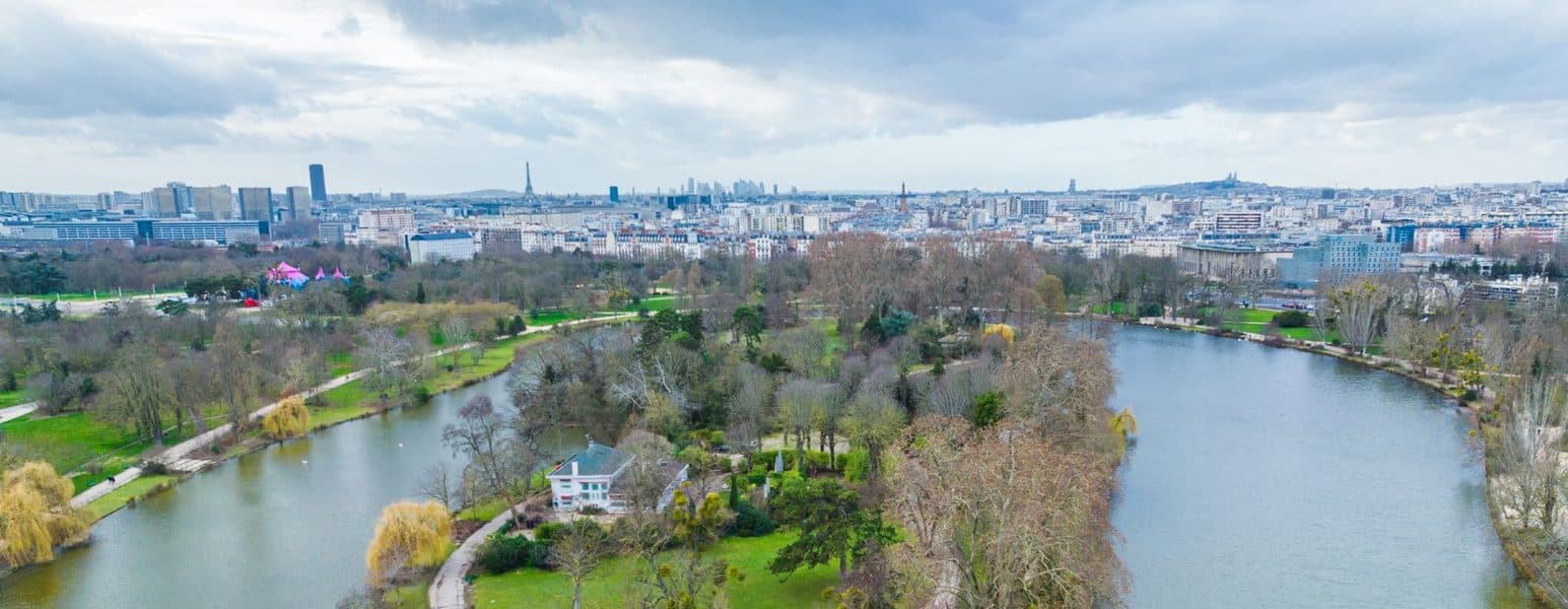 Les lacs et allées boisées du Bois de Boulogne.