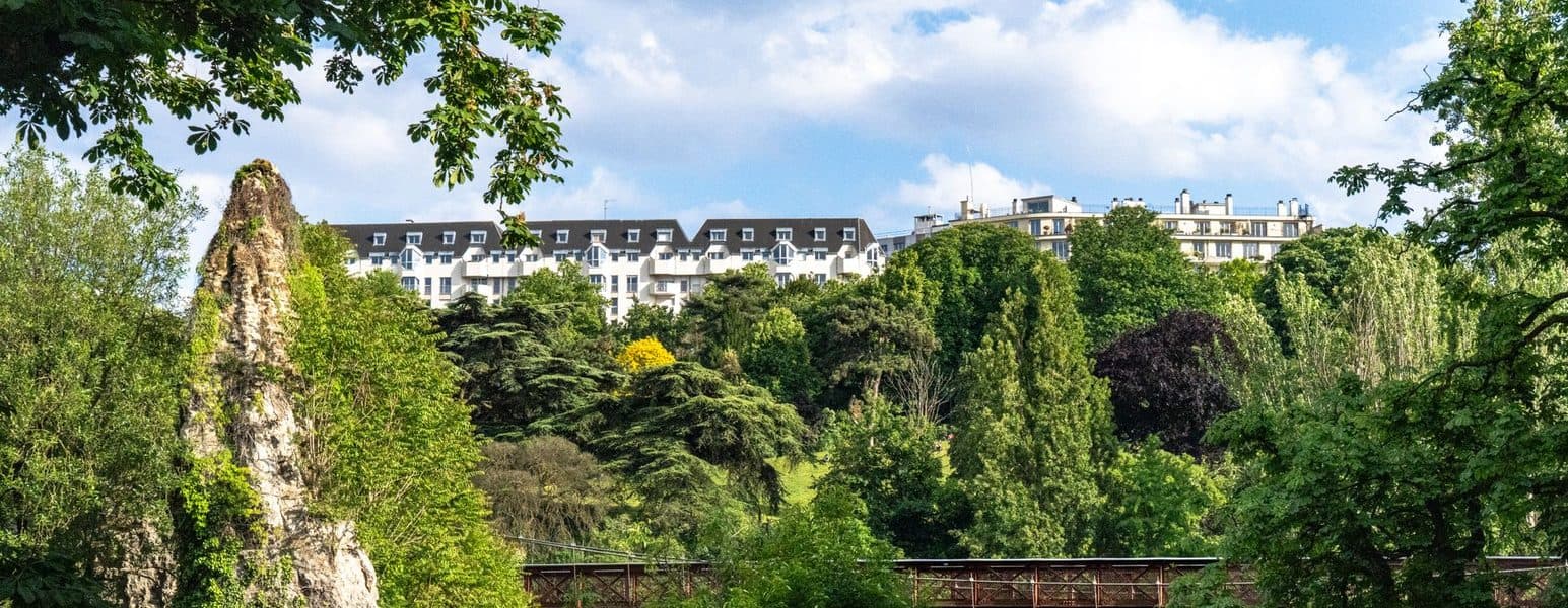 Le lac et le belvédère des Buttes-Chaumont.